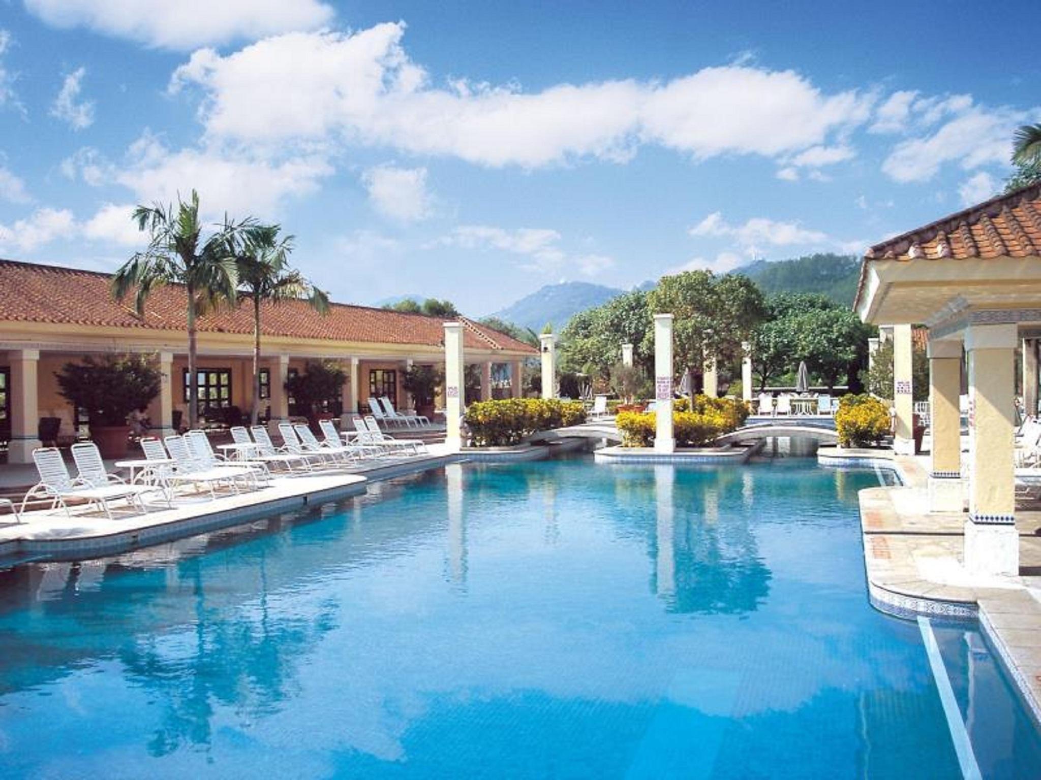 Grand Coloane Resort Macao Extérieur photo The pool at Sandals Royal Plantation