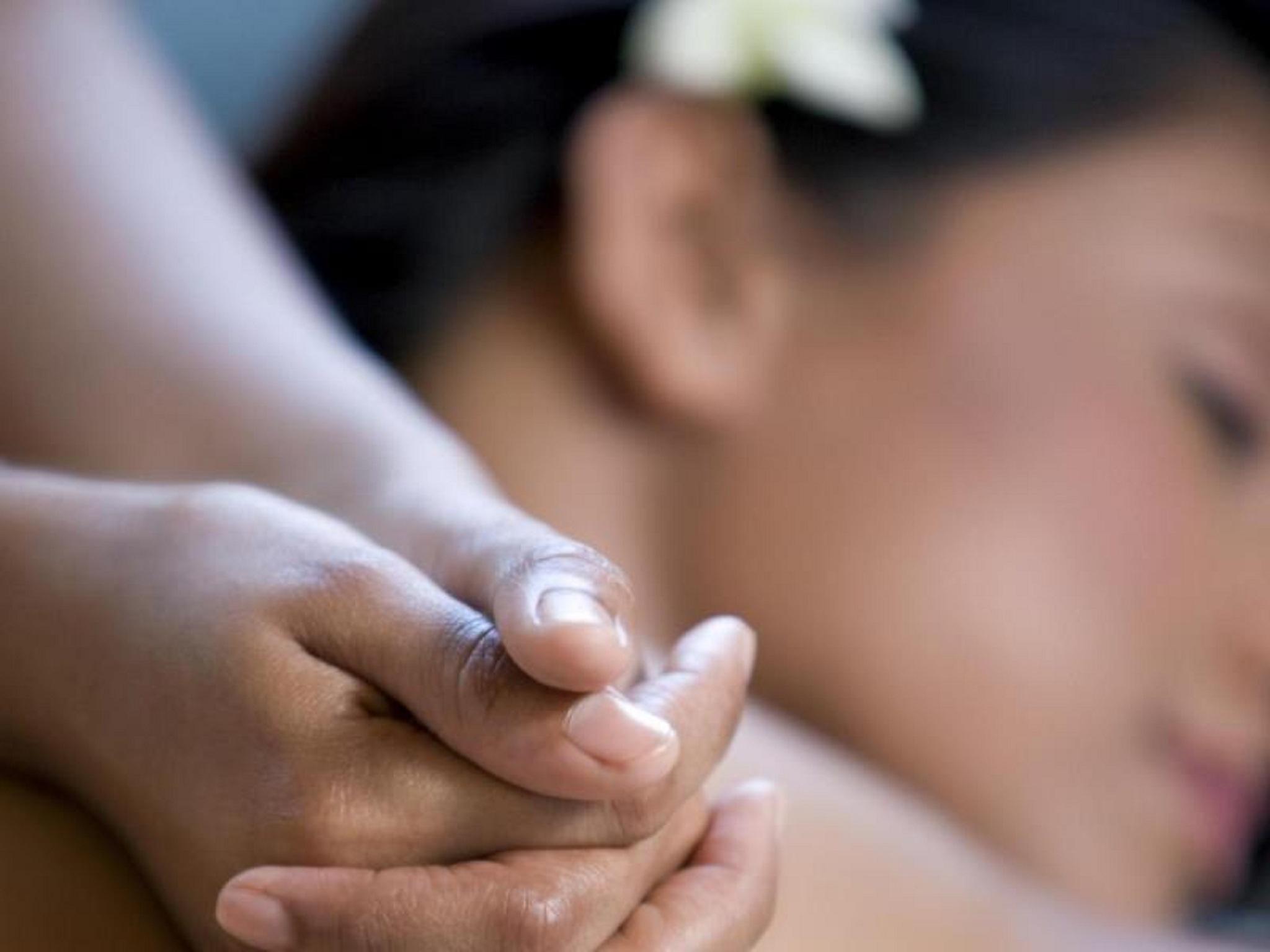 Grand Coloane Resort Macao Extérieur photo A woman receiving a massage