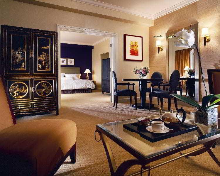 Grand Coloane Resort Macao Chambre photo A suite at the Mandarin Oriental, Hong Kong